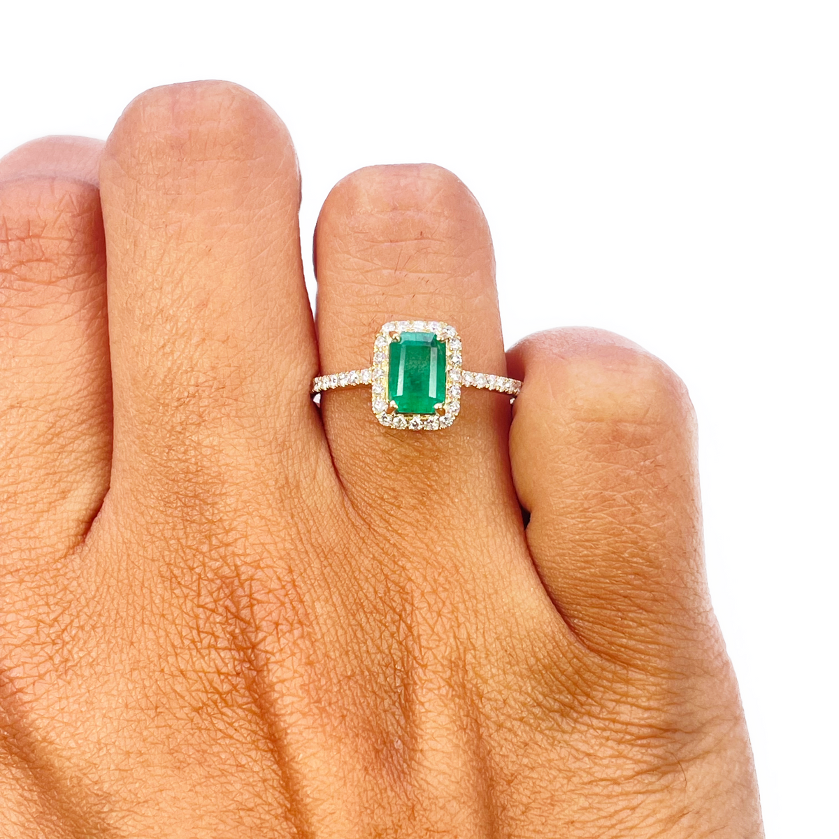 Bague 14 carats en or jaune, émeraude naturelle 4 griffes et diamants ronds 1,22 carat