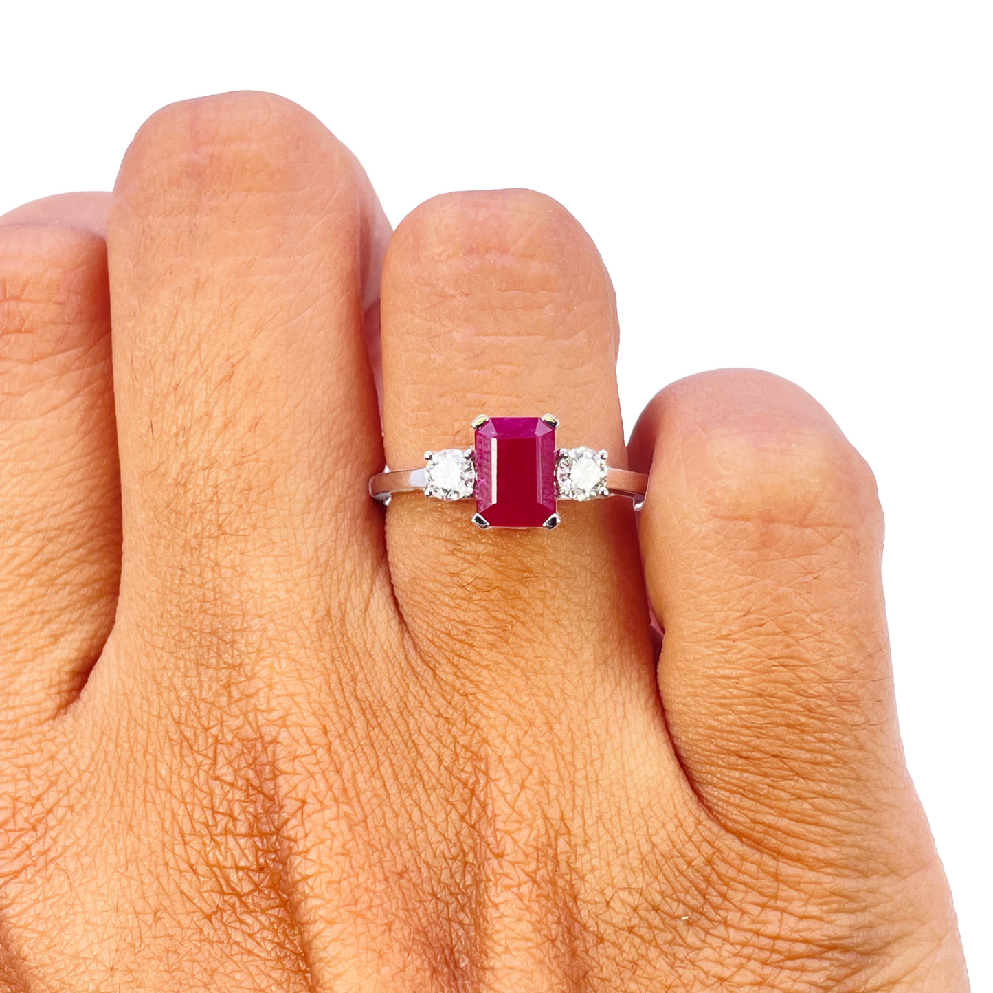Bague trilogie en or blanc 18 carats avec rubis taille émeraude naturel et diamants ronds 1,45 carat