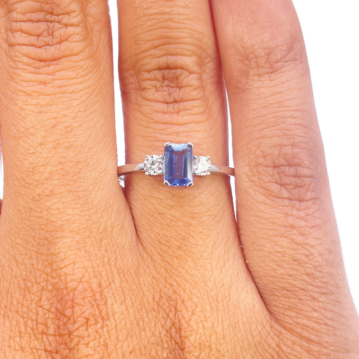 Bague en or 18 carats avec saphir et diamants ronds et tailles émeraude trois pierres 0,80 ct
