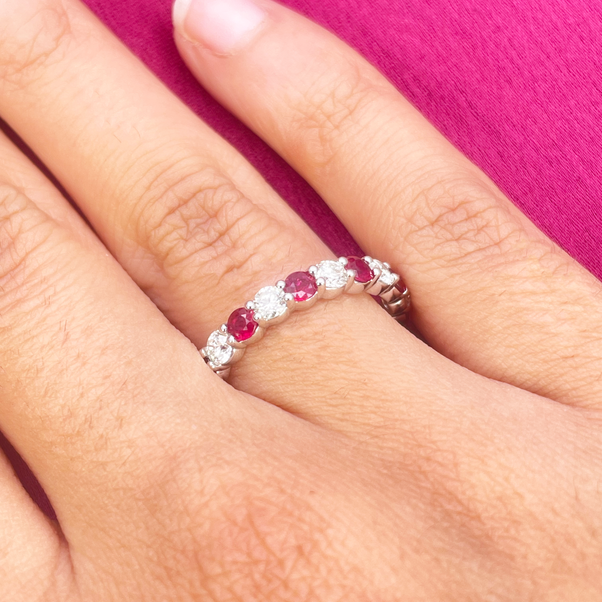 Bague empilable demi-éternité en or 18 carats avec diamants ronds naturels et rubis, 1,05 carat