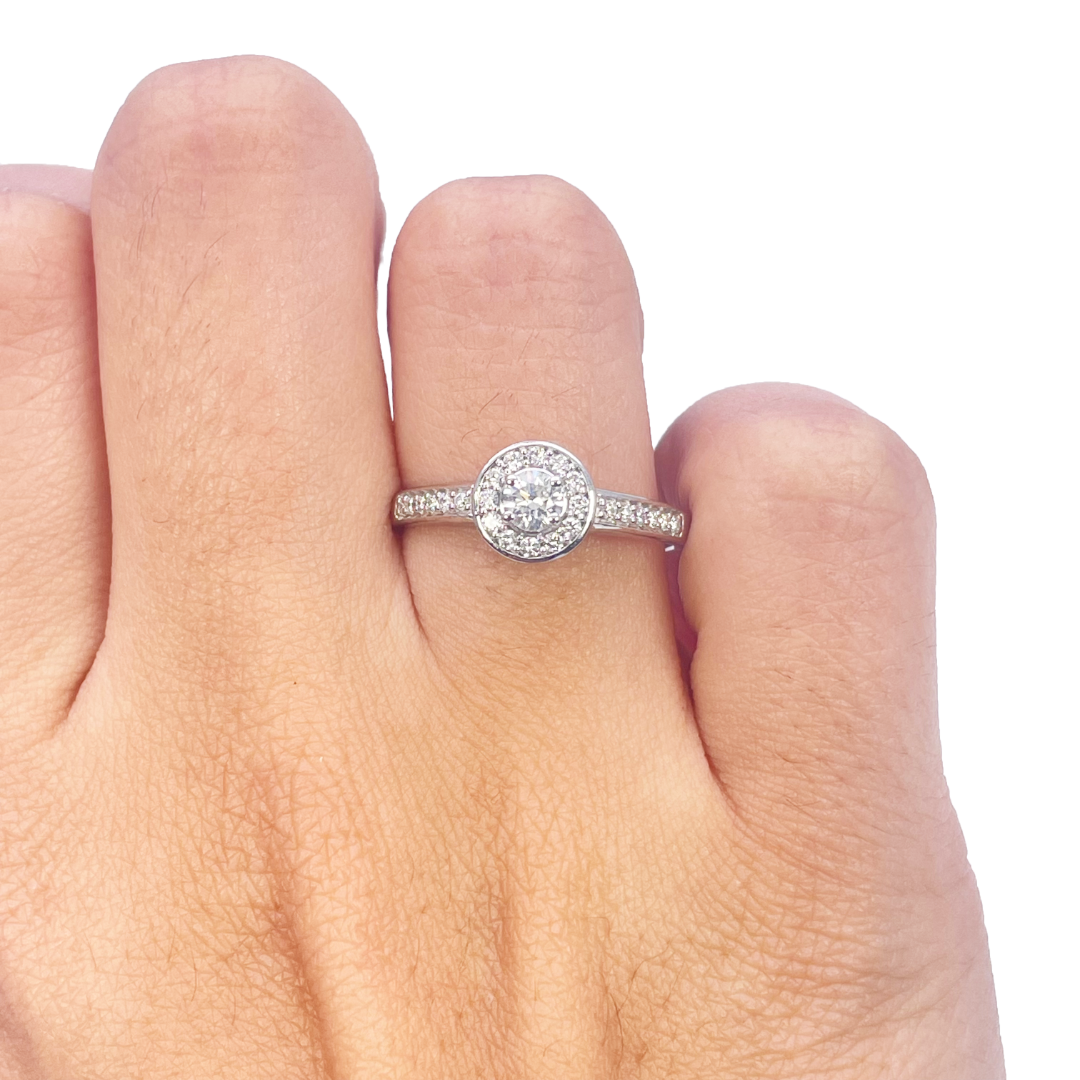 Bague halo en or blanc 18 carats et pavé de diamants naturels ronds 0,30 carat