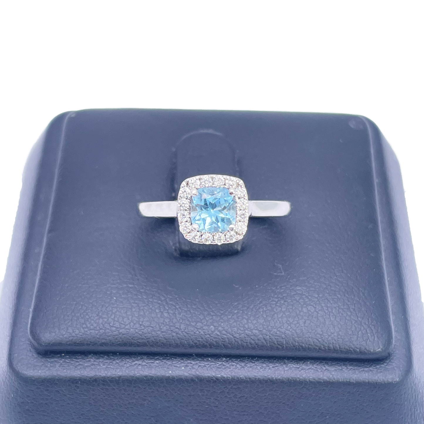Bague coussin en or blanc 18 carats avec aigue-marine et diamants, serti halo, 0,70 carat