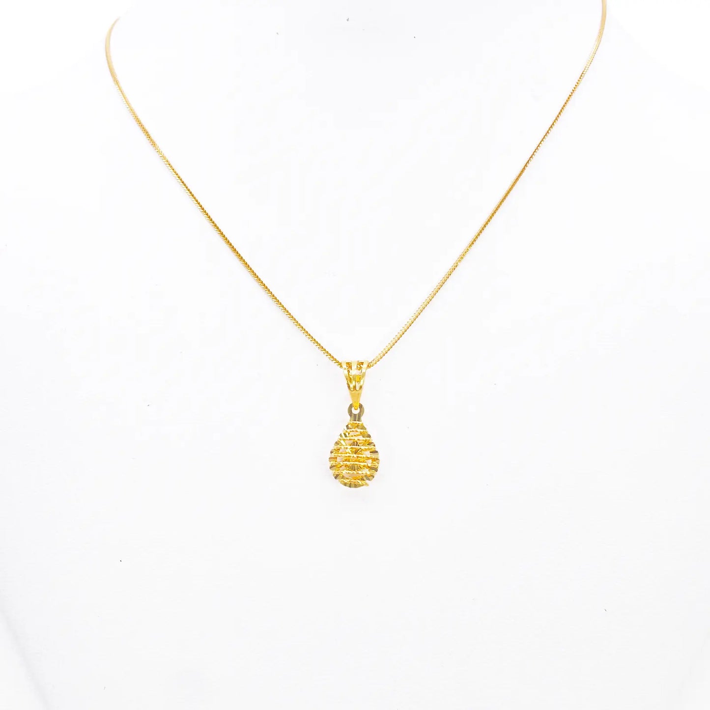 22ct Gold Pear Shaped Pendant Diamond Cut Mesh High Polished 20 mm Length 