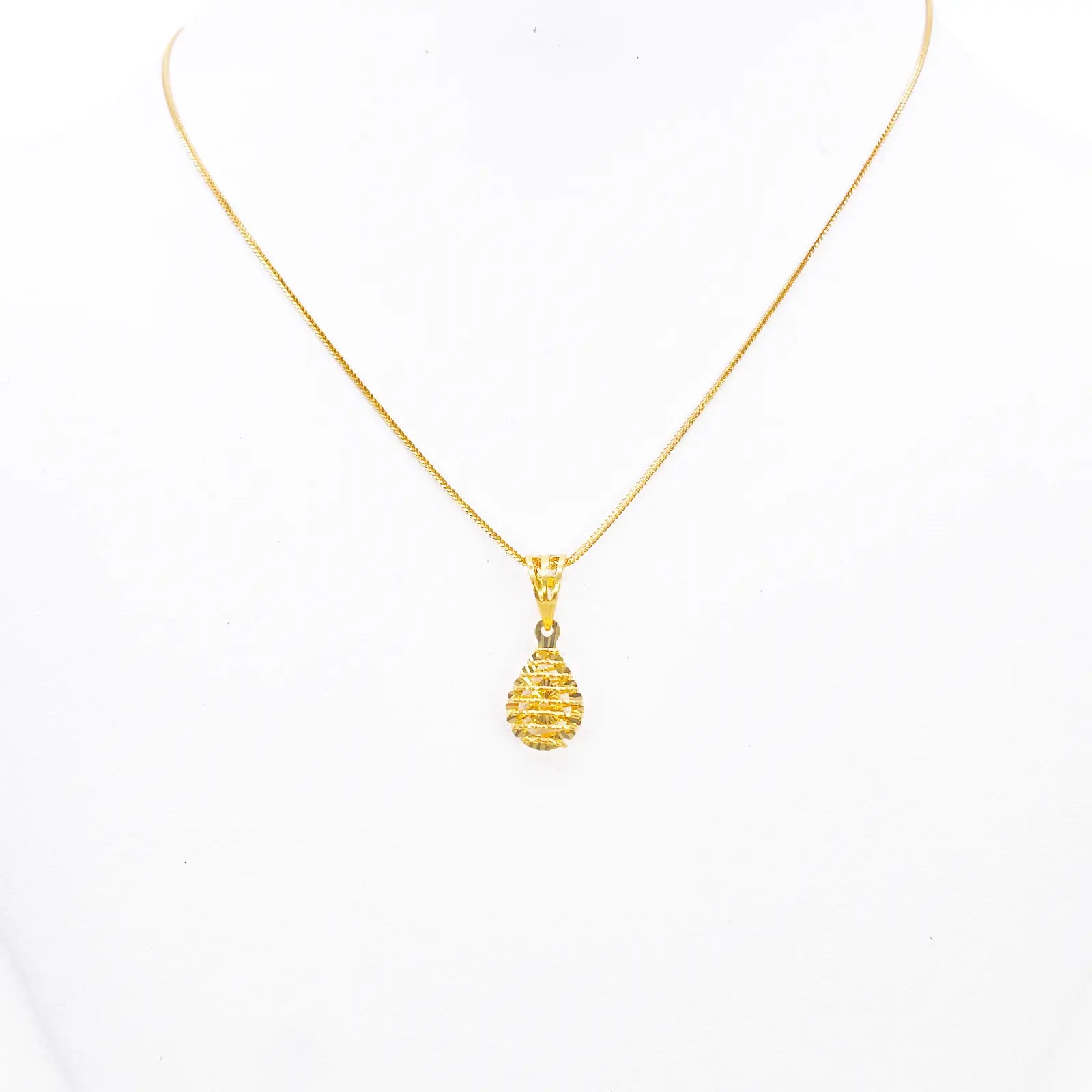 22ct Gold Pear Shaped Pendant Diamond Cut Mesh High Polished 20 mm Length 