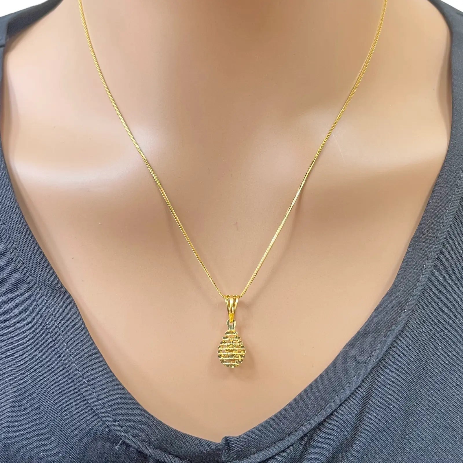 22ct Gold Pear Shaped Pendant Diamond Cut Mesh High Polished 20 mm Length 