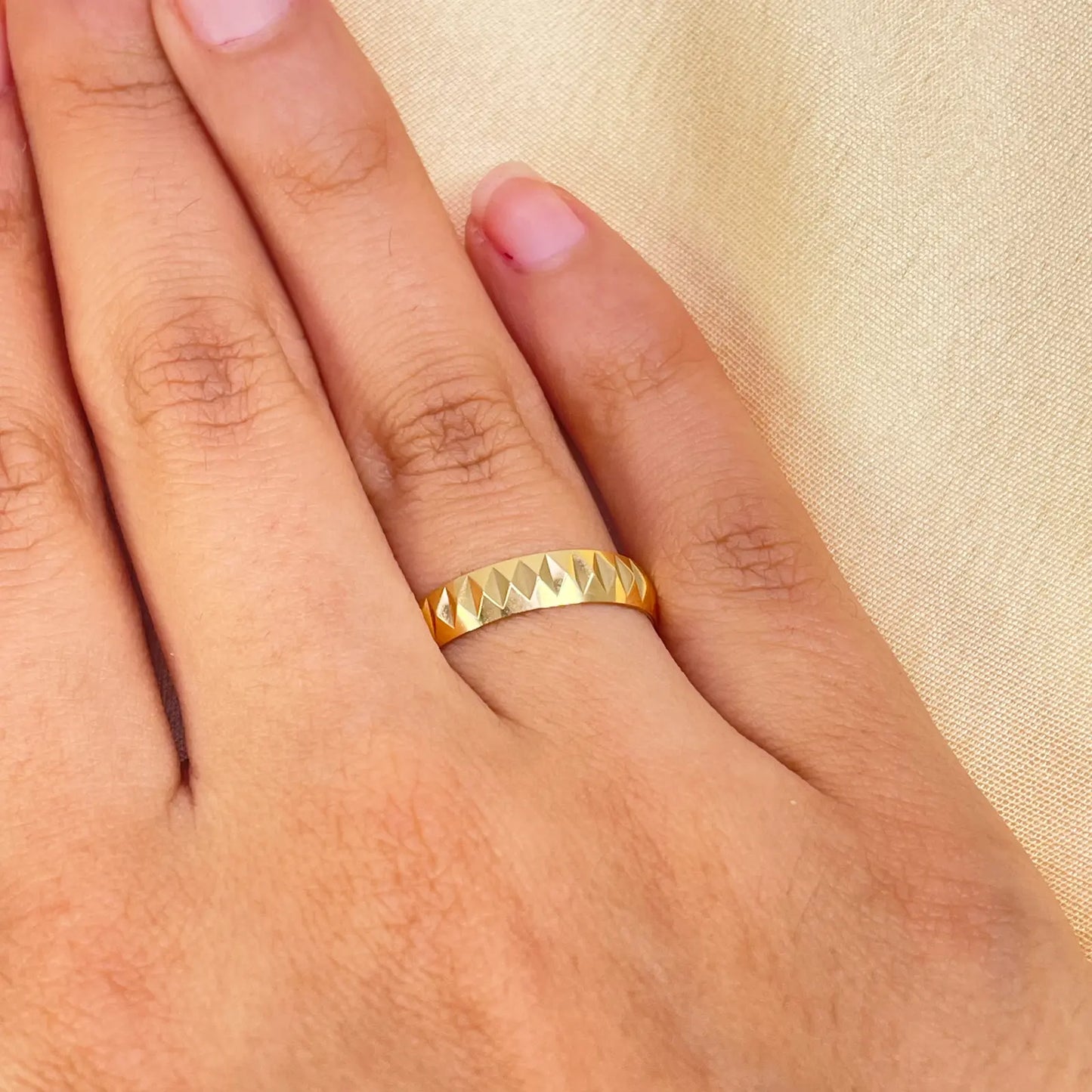22ct Yellow Gold Women's Wedding Band 4mm High Polished & Diamond Cut Groove  Gold Ring