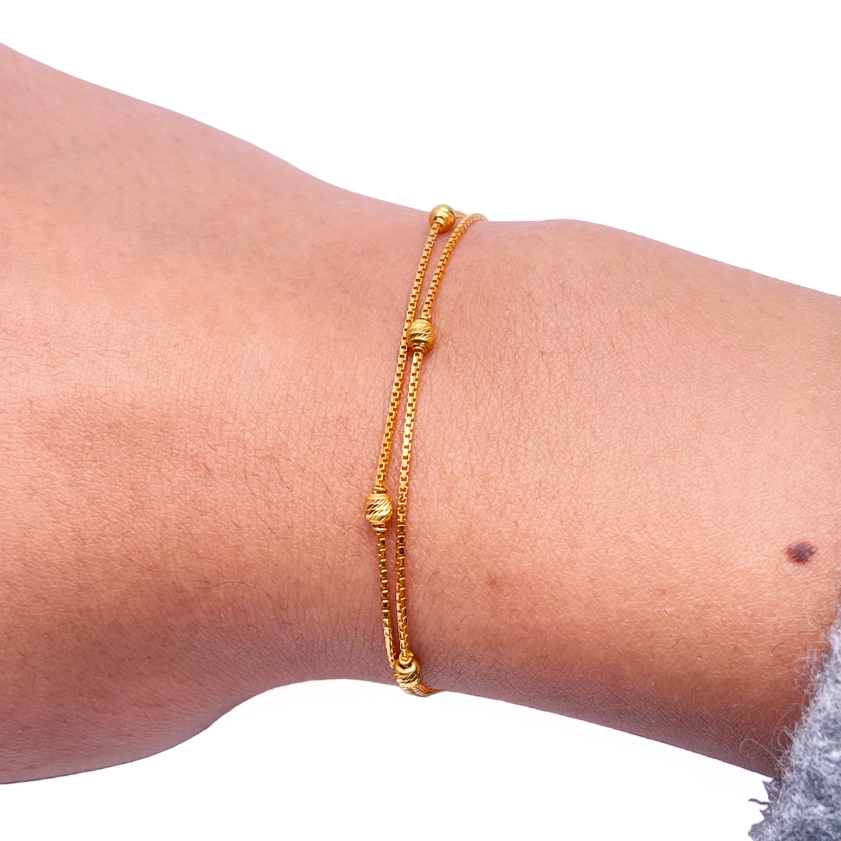 Bracelet double chaîne en or jaune 22 carats avec perles taillées en diamant