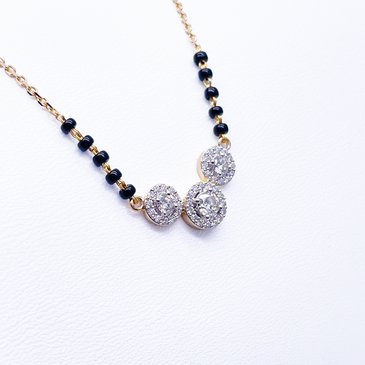 Pendentif mangalsutra triple halo en or jaune 18 carats et diamant naturel de 0,62 carat poinçonné