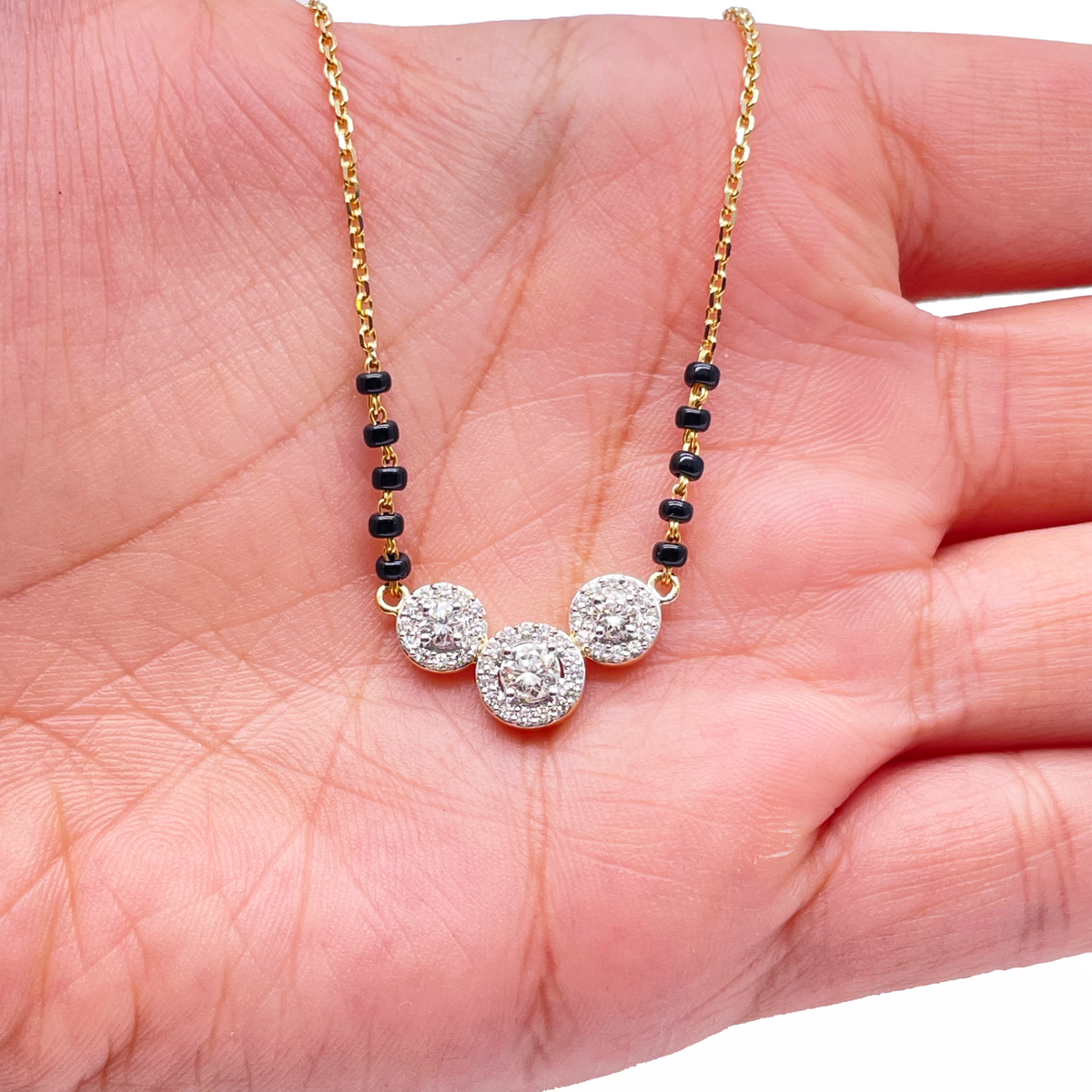 Pendentif mangalsutra triple halo en or jaune 18 carats et diamant naturel de 0,62 carat poinçonné
