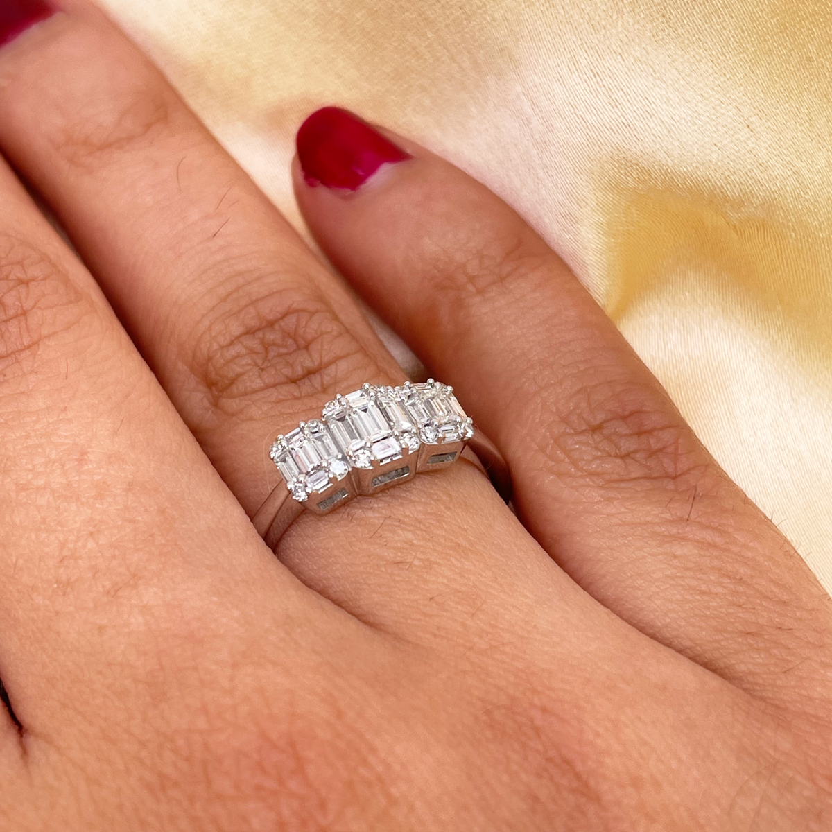 Bague trilogie en or blanc 18 carats avec diamants ronds et baguettes 0,58 carat