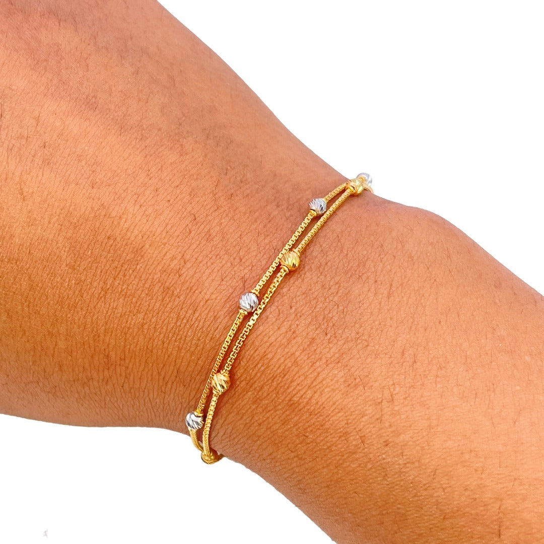 Bracelet en or jaune 22 carats à double chaîne avec perles bicolores taillées en diamant