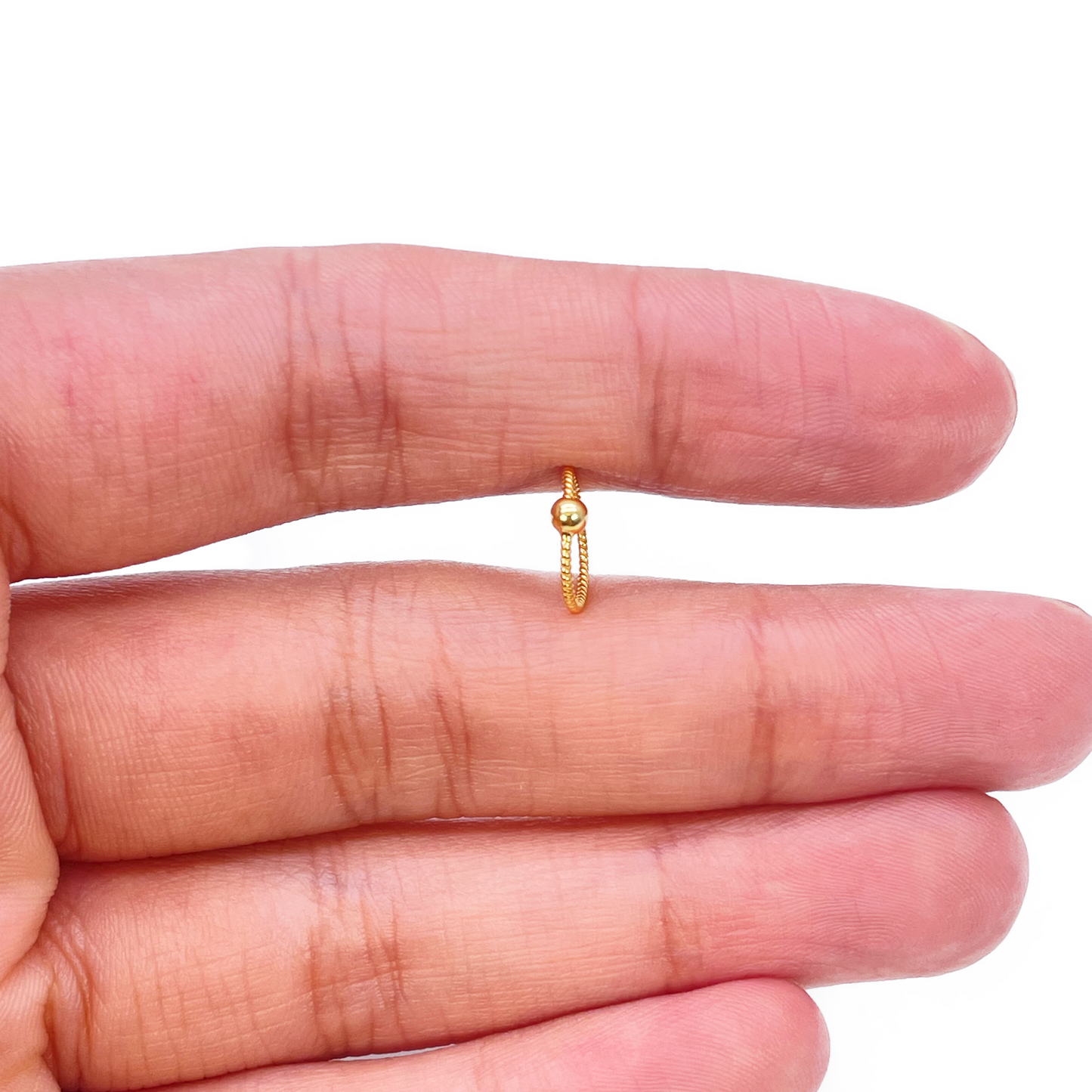 Anneau de nez minuscule huggie en or jaune 22 carats de 8 mm de diamètre