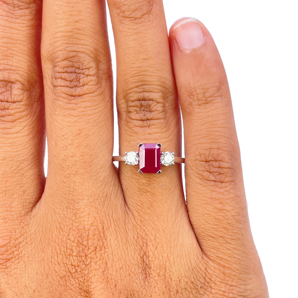 Bague trilogie en or blanc 18 carats avec rubis taille émeraude naturel et diamants ronds 1,45 carat