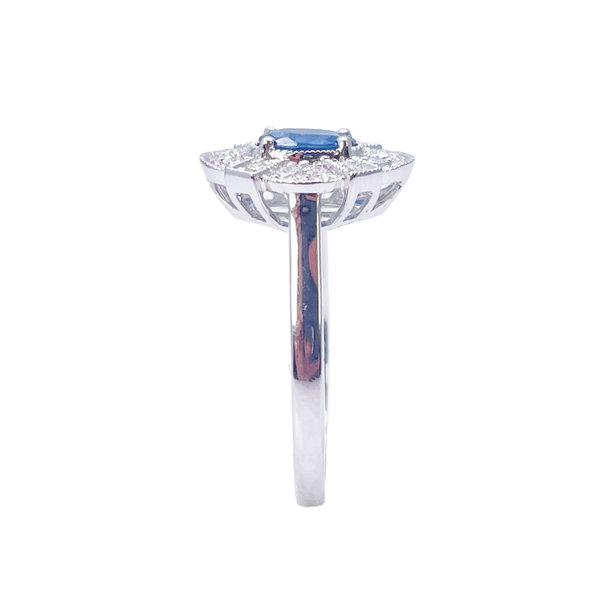Bague Milgrain en Or Blanc 18 carats, Saphir Bleu Ovale et Diamants 0.65ct