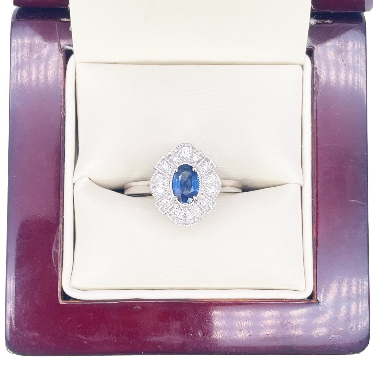 Bague Milgrain en Or Blanc 18 carats, Saphir Bleu Ovale et Diamants 0.65ct