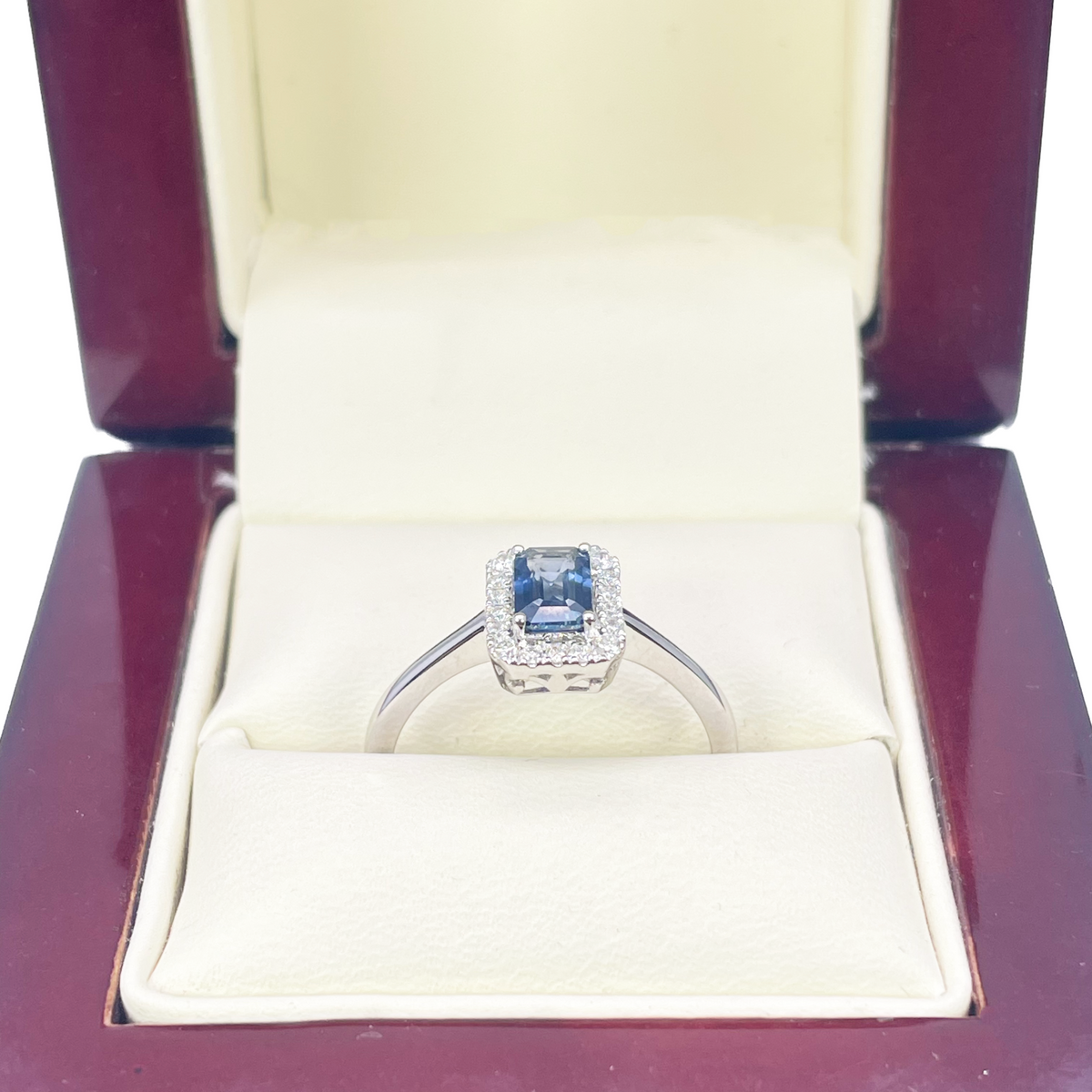 Bague en or blanc 18 carats avec saphir bleu taille émeraude et pavage de diamants 0.79ct