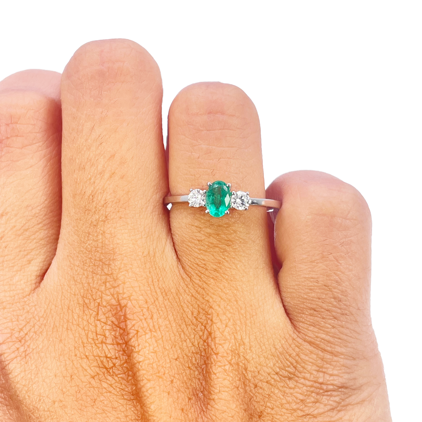 Bague en or 18 carats, émeraude et diamants, taille ronde et ovale naturelle, trois pierres 0,60 ct