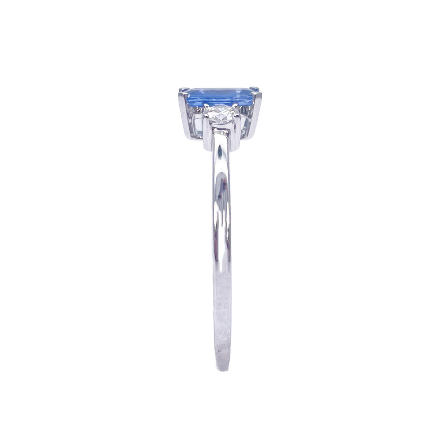 Bague en or 18 carats avec saphir et diamants ronds et tailles émeraude trois pierres 0,80 ct