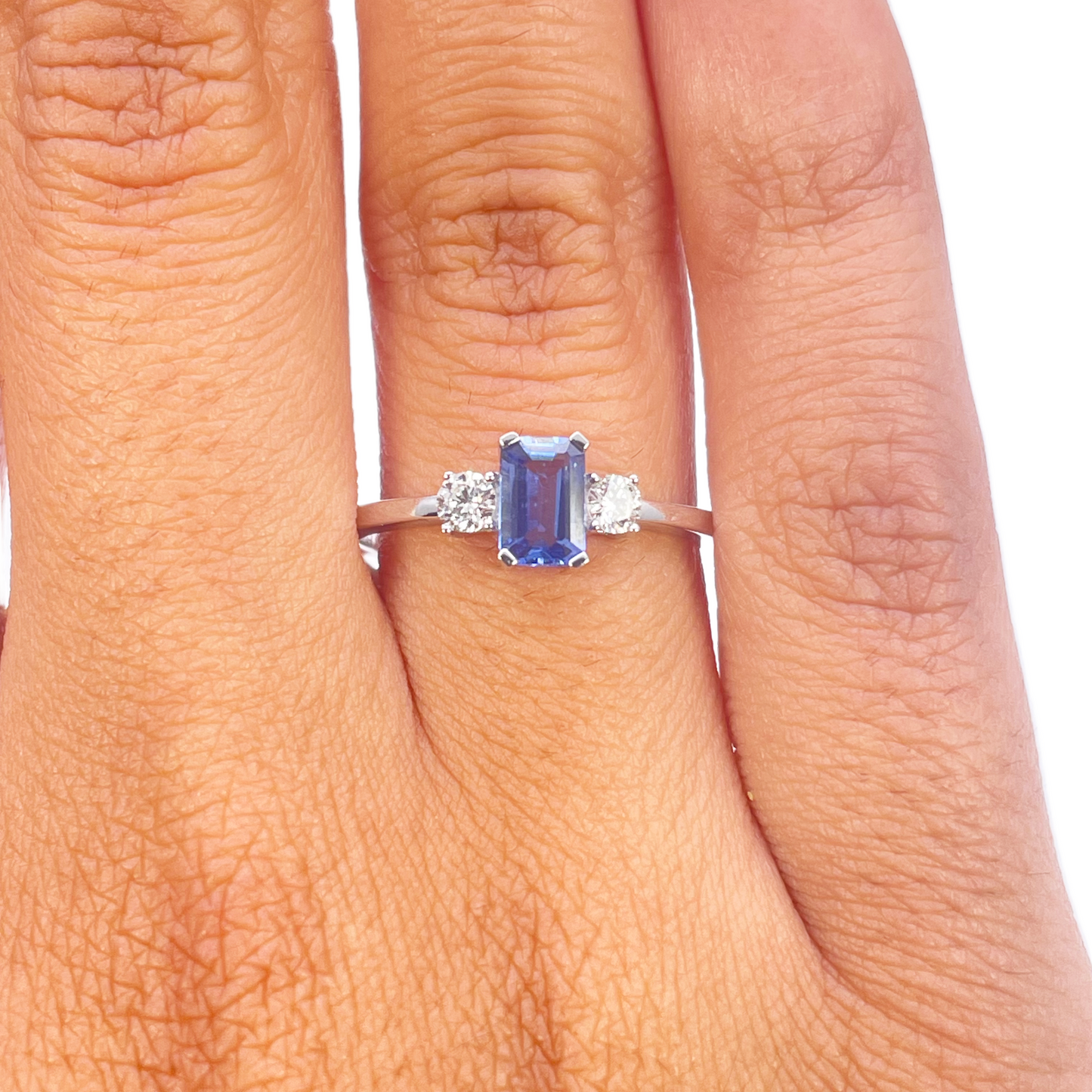 Bague en or 18 carats avec saphir et diamants ronds et tailles émeraude trois pierres 0,80 ct