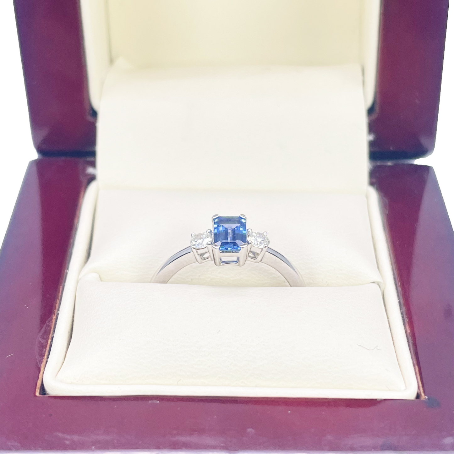 Bague en or 18 carats avec saphir et diamants ronds et tailles émeraude trois pierres 0,80 ct