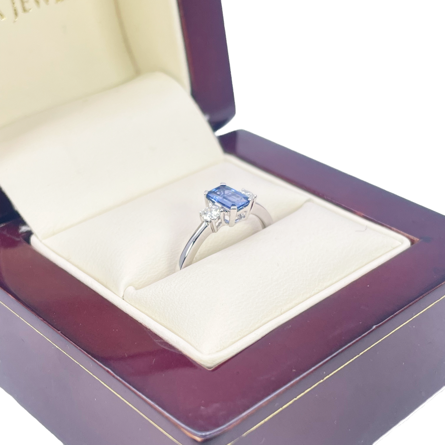 Bague en or 18 carats avec saphir et diamants ronds et tailles émeraude trois pierres 0,80 ct