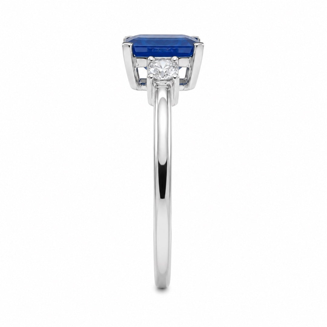 Bague en or 18 carats avec saphir et diamants ronds et taille émeraude, trois pierres 1,47 ct