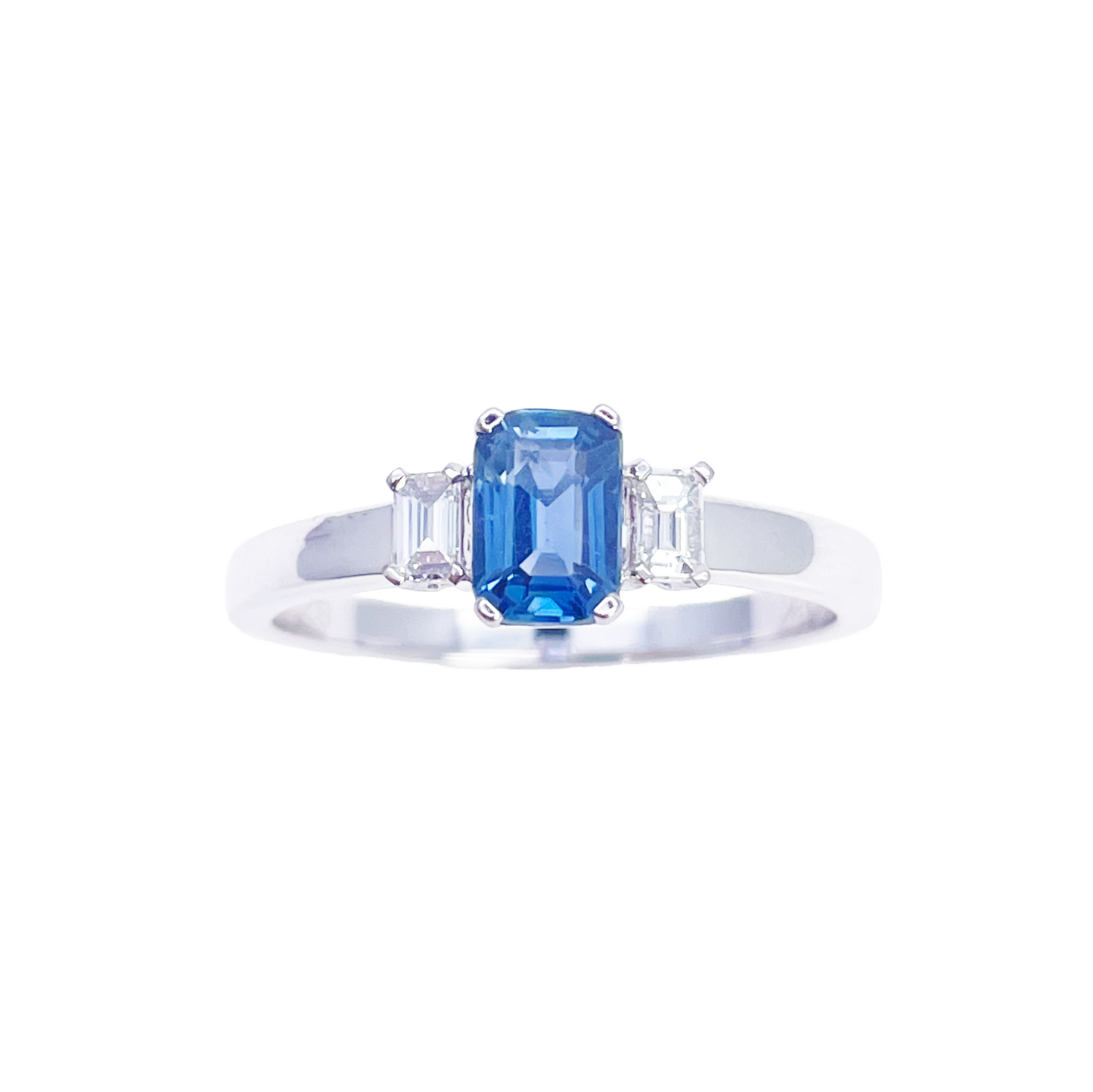 Bague en or 18 carats saphir et diamants taille baguette et émeraude 0,86 carat