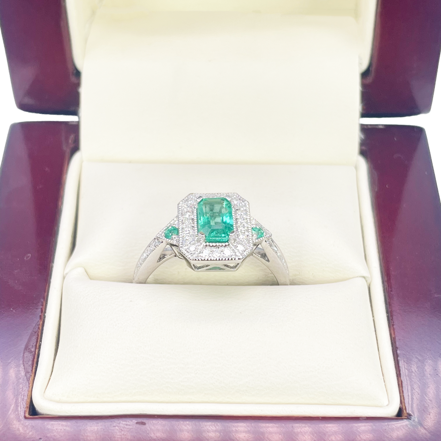 Bague en or 18 carats avec émeraudes naturelles et diamants taille ronde et émeraude 0,80 ct