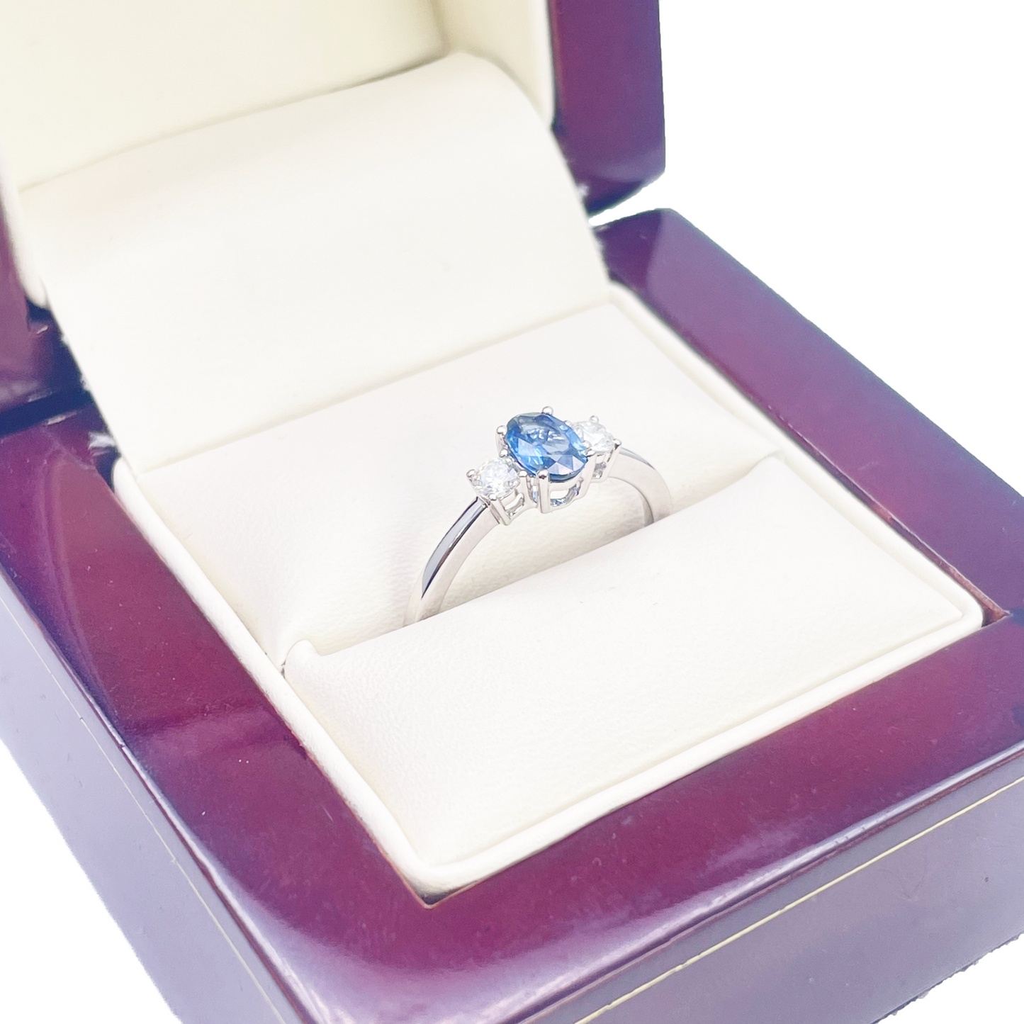 Bague trilogie en or 18 carats avec saphir naturel et diamants, taille ronde et ovale 0,65 ct