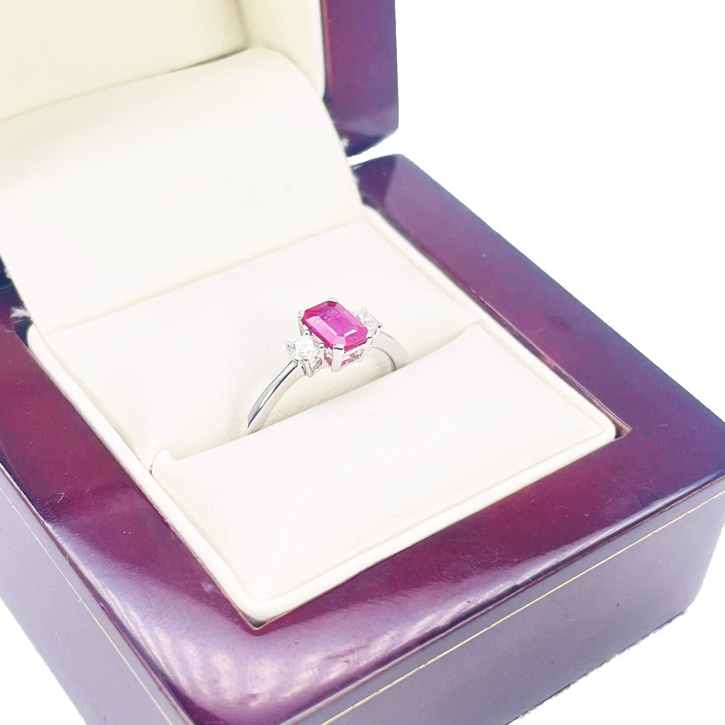 Bague en or 18 carats avec rubis et diamants, ronds et taille émeraude, trois pierres, 0,75 carat