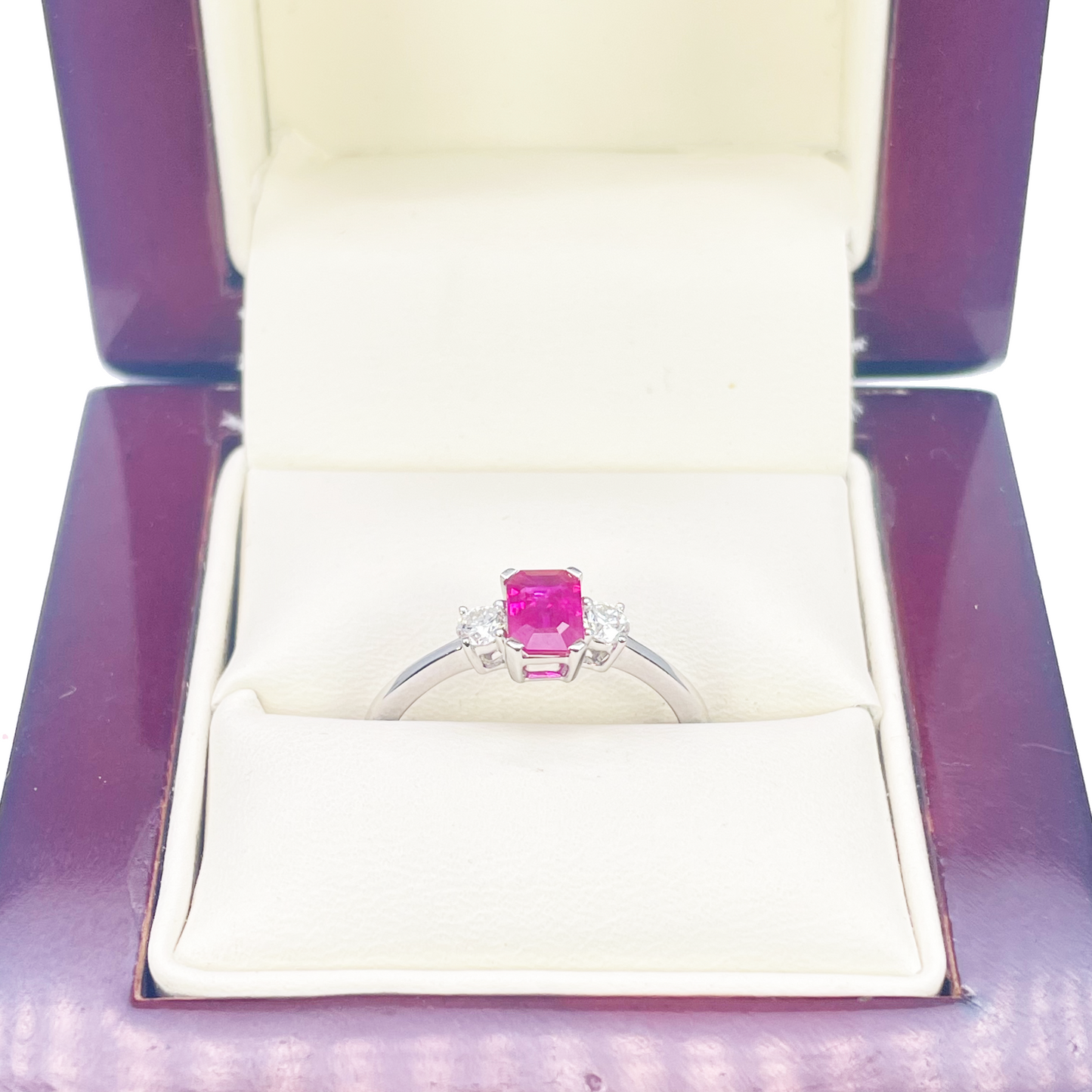 Bague en or 18 carats avec rubis et diamants, ronds et taille émeraude, trois pierres, 0,75 carat