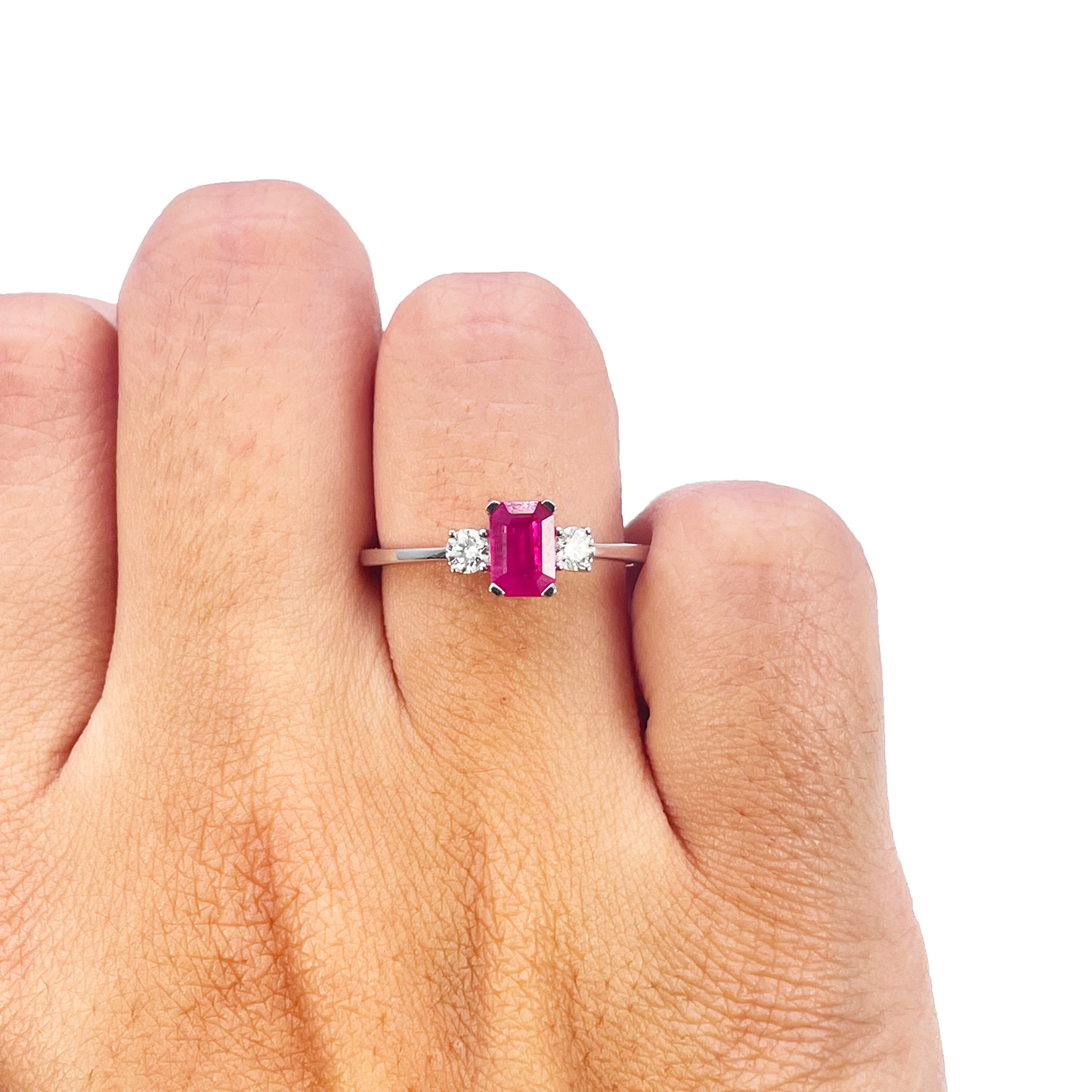 Bague en or 18 carats avec rubis et diamants, ronds et taille émeraude, trois pierres, 0,75 carat