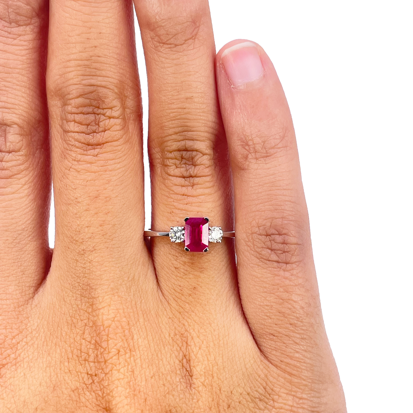 Bague en or 18 carats avec rubis et diamants, ronds et taille émeraude, trois pierres, 0,75 carat