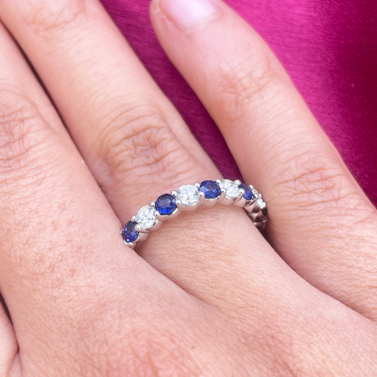Bague mi-éternité empilable en or 18 carats avec diamants ronds naturels et saphirs 1,20 carats